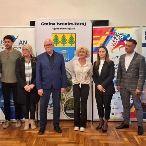 Prezes Uzdrowiska Iwonicz SA - Piotr Komornicki - podczas konferencji w Sanatorium Stare Łazienki